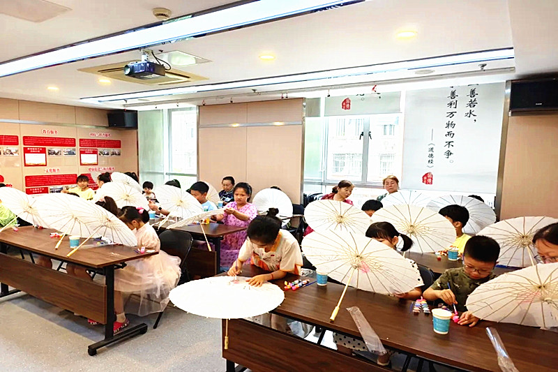 江苏省南京市玄武区长江路社区关工委开展“古韵油纸伞，传承非遗梦”主题体验活动(2).jpg