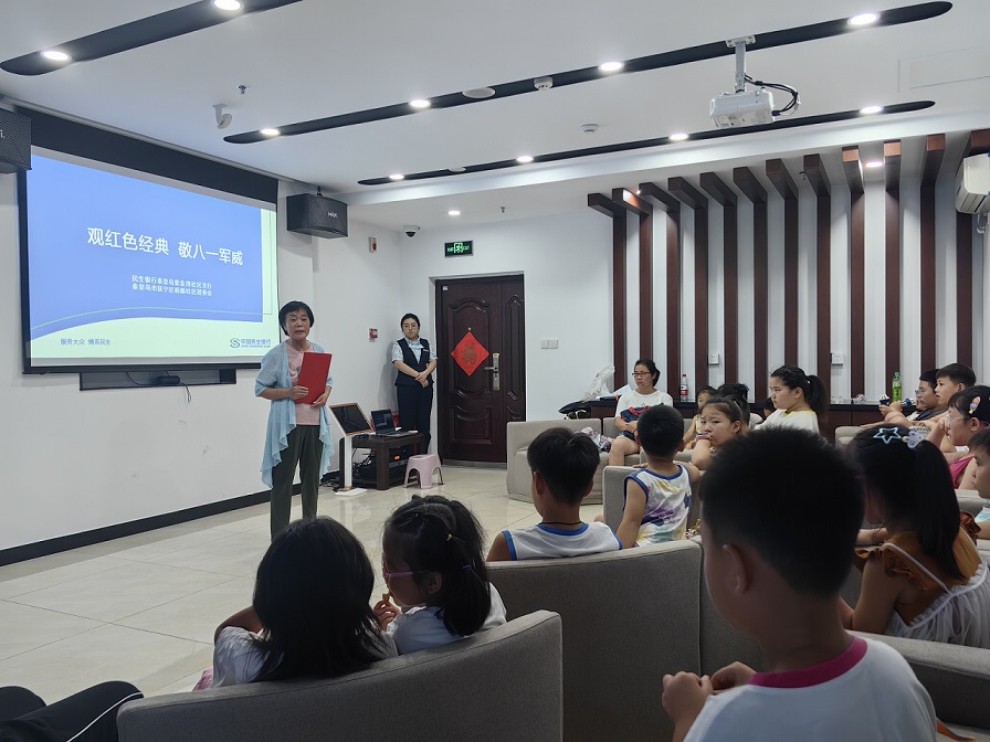 1722569120265023.jpg 老同志为孩子们讲述革命先烈事迹.jpg