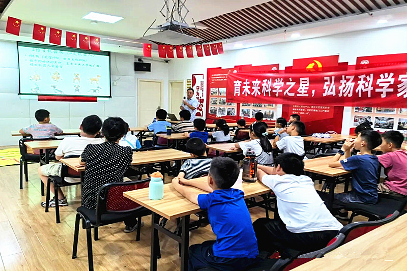 1722734998788321.jpg 江苏省南京市玄武区锁三社区关工委开展暑期“机器人”科普系列活动(1).jpg