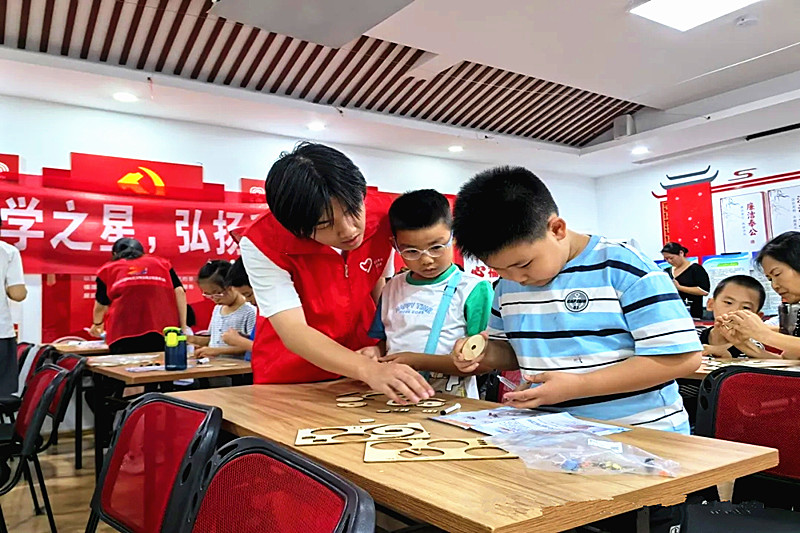 1722735012918180.jpg 江苏省南京市玄武区锁三社区关工委开展暑期“机器人”科普系列活动(2).jpg