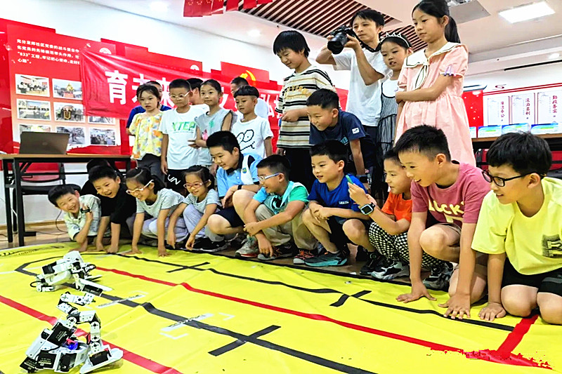 1722735026208557.jpg 江苏省南京市玄武区锁三社区关工委开展暑期“机器人”科普系列活动(4).jpg