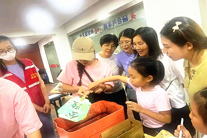 1722816098943187.jpg 江苏省南京市玄武区唱经楼社区关工委开展“‘唱’享生活,童心飞扬”非遗漆扇手工活动(4).jpg