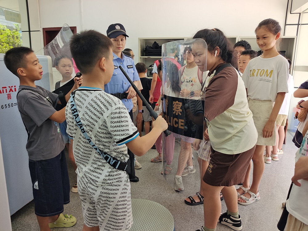 1722847909712483.jpg 3、未成年人使用警械装备1.jpg