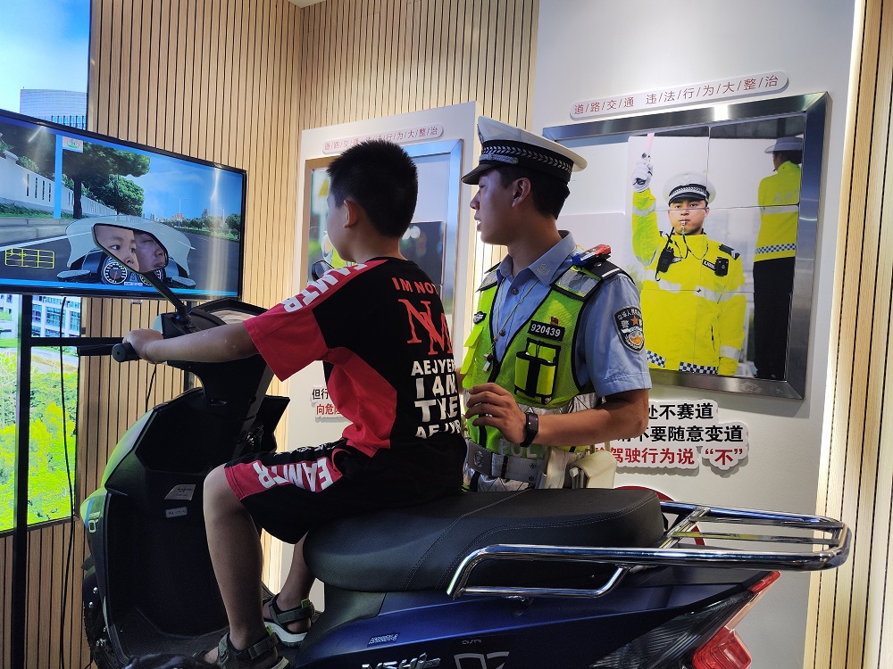 1722851157154886.jpg 2024年8月5日晶远社区开展“‘警’彩过暑假 安全护、‘童’行”实践活动 (7)1.jpg