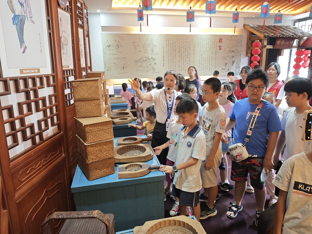 1722937679290346.jpg 2、张馆长用实物引导孩子们思考何为家风1.jpg