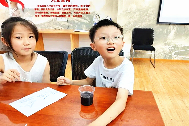 1723163871564348.jpg 江苏省南京市玄武区锁四社区关工委组织青少年开展“科普润心,红色筑梦”科普讲堂活动(2).jpg