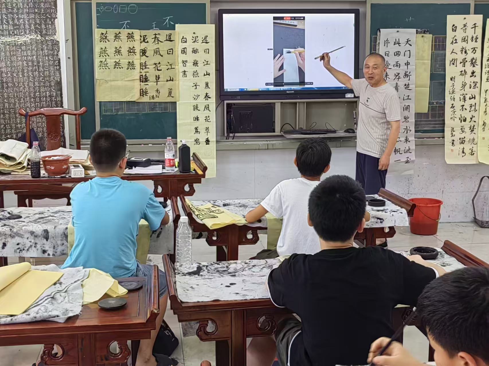 1723163887710773.jpg 五河县第三小学组织关工委“五老”开展书法义务培训活动.jpg