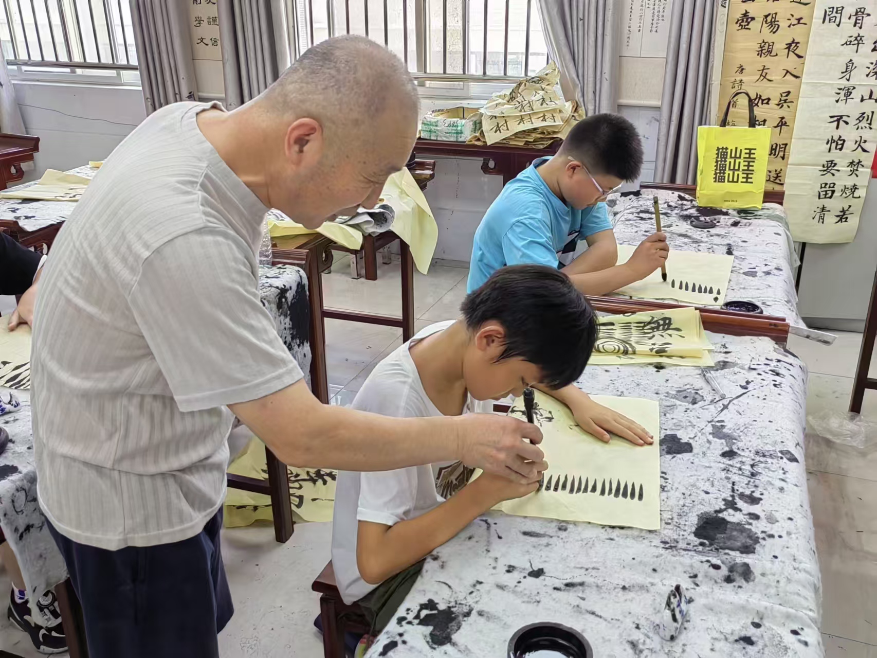 1723163891429311.jpg 五河县第三小学组织关工委“五老”开展书法义务培训活动(2).jpg