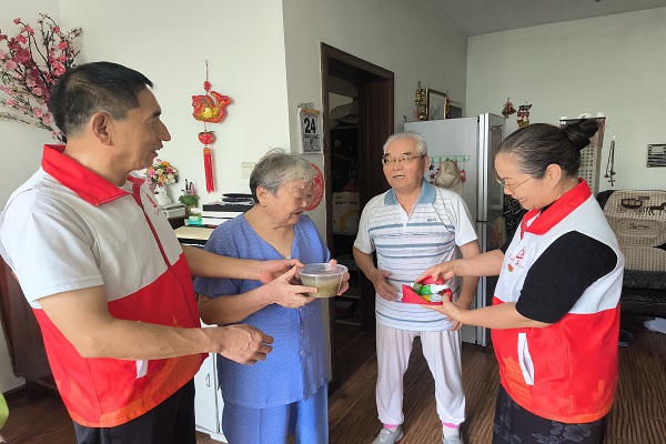 1723164925206385.jpg “五老”志愿者给独居老人送绿豆汤和防暑降温包.jpg