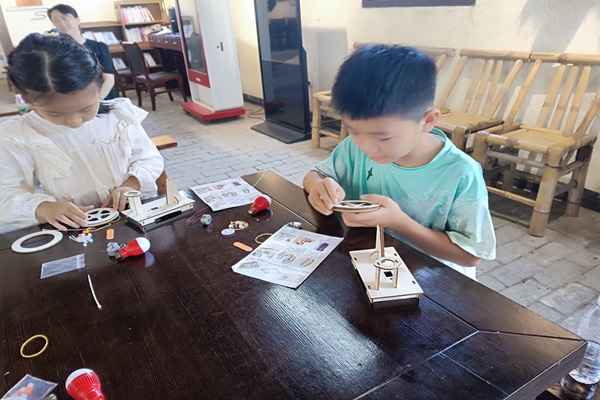 1723170125221322.jpg 【震泽镇】金星村小手动一动 电力满满来——手摇发电机科普活动2--.jpg