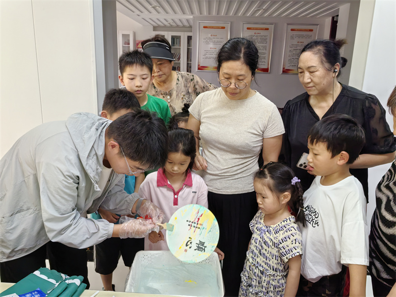 1723189301134918.jpg 合肥市包河区烟墩街道清水冲社区关工委:“漆”彩非遗 爱在七夕 (2).jpg