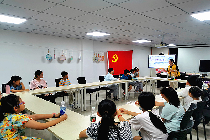 1723251828231255.jpg 江苏省南京市玄武湖街道东方城社区关工委开展“未来可‘漆’,扇绘童心”非遗文化活动 (1).jpg