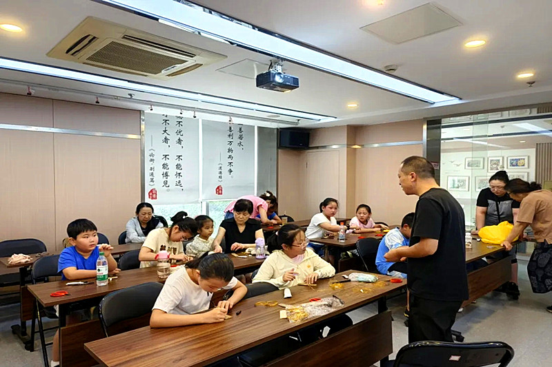 1723337270358873.jpg 江苏省南京市玄武区长江路社区关工委开展“绘梦掐丝珐琅,体验匠心淬炼”手工书签制作活动(2).jpg