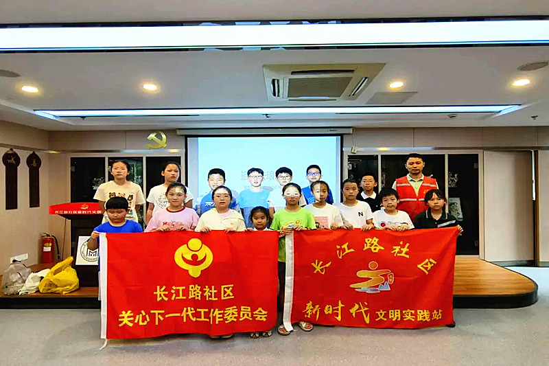 1723337298858058.jpg 江苏省南京市玄武区长江路社区关工委开展“绘梦掐丝珐琅,体验匠心淬炼”手工书签制作活动(5).jpg
