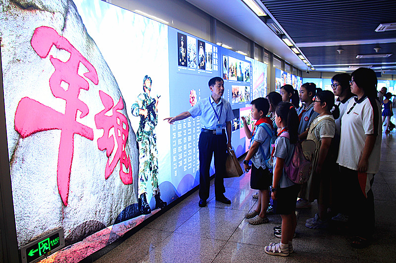 1723421104677486.jpg 江苏省南京市玄武区玄武湖街道关工委联合开展暑期青少年国防教育活动(2).jpg