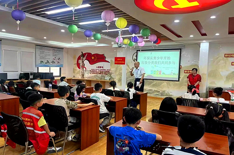 1723421680829260.jpg 江苏省南京市玄武区锁四社区关工委开展以“环保从青少年开始,垃圾分类共同参与”志愿者实践活动(1).jpg
