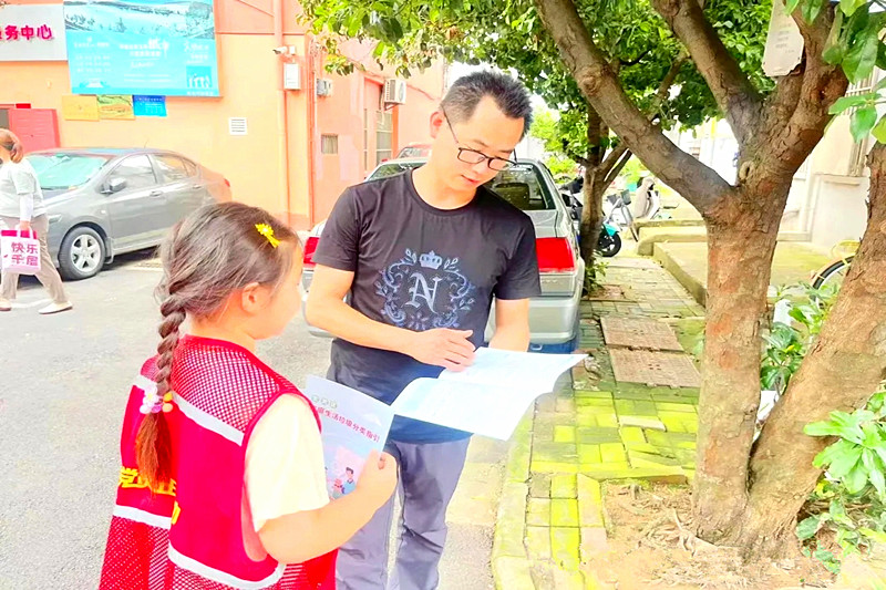 1723421714328114.jpg 江苏省南京市玄武区锁四社区关工委开展以“环保从青少年开始,垃圾分类共同参与”志愿者实践活动(4).jpg