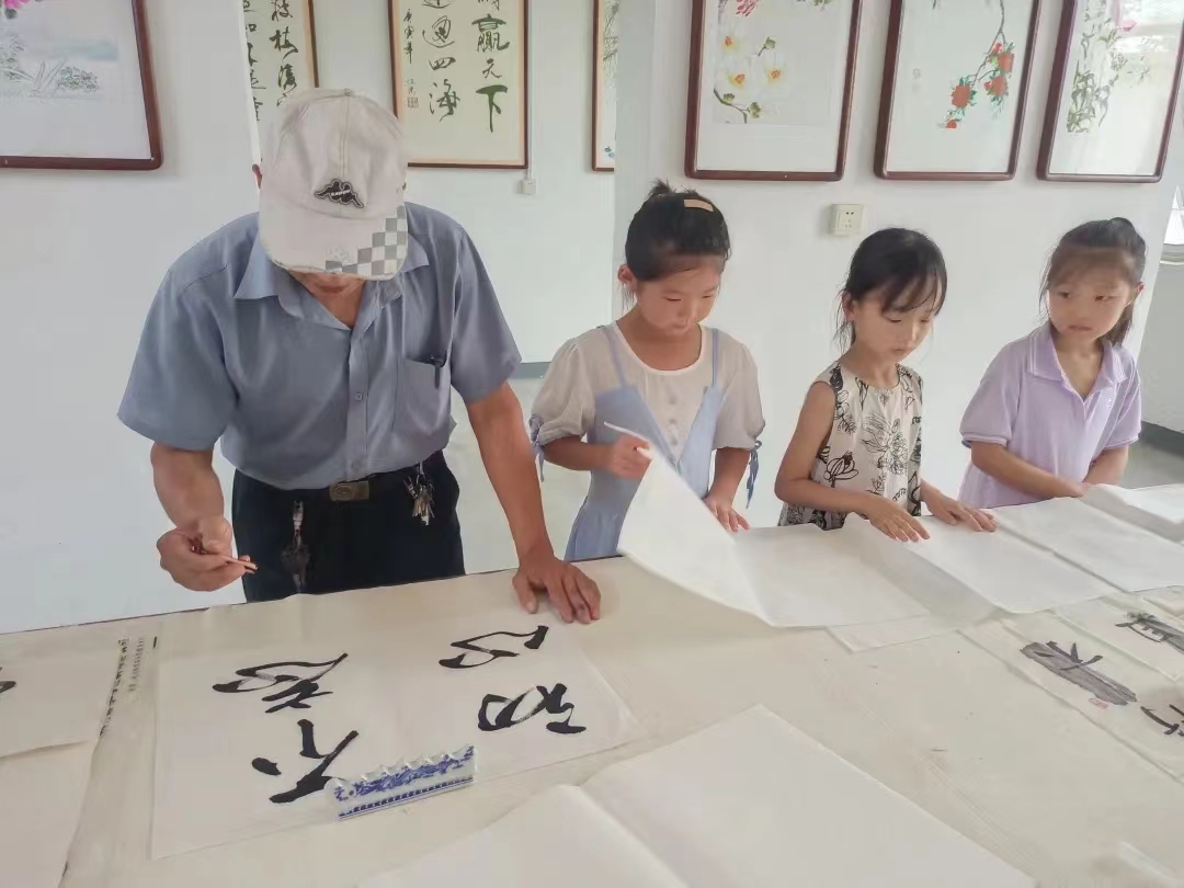 1723425329529211.jpg 2.书法爱好者王云河老人带领孩子们进行书法创作,感受国粹传统魅力。.jpg