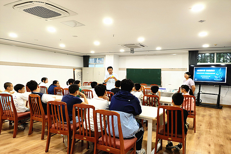 1723505064603082.jpg 江苏省南京市玄武区玄武门街道台城花园社区关工委开展“走进科学 你我同行”系列课程(1).jpg