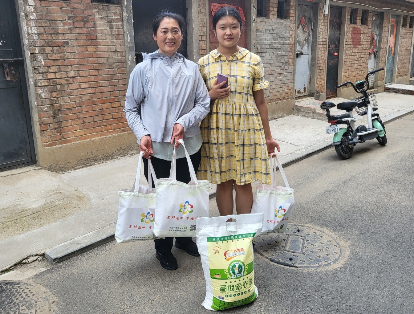 1723510098639042.jpg 元宝山区东城街道银河社区关工委暑期慰问困境儿童活动照片1_副本.jpg