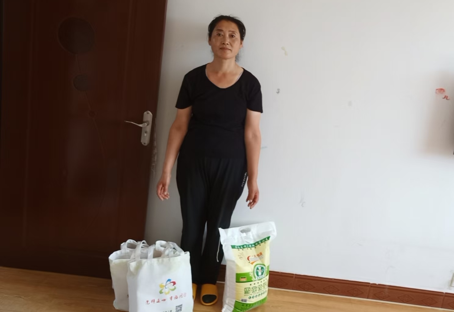 1723510116331323.jpg 元宝山区东城街道银河社区关工委暑期慰问困境儿童活动照片3_副本.jpg