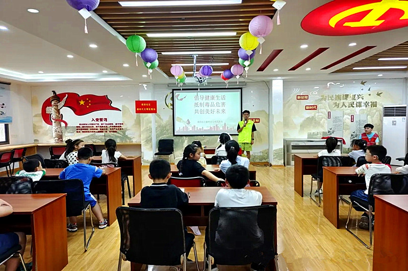 1723592047852389.jpg 江苏省南京市玄武区锁金村街道锁四社区关工委开展禁毒主题宣讲活动(1).jpg