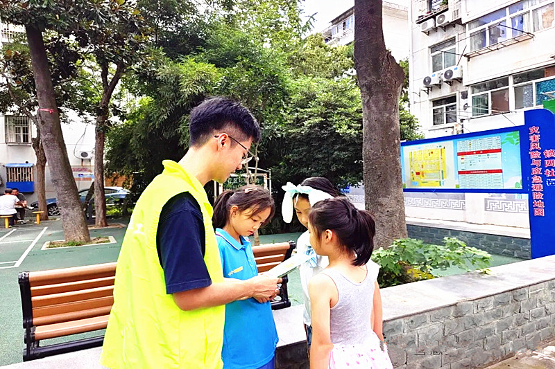 1723592057346804.jpg 江苏省南京市玄武区锁金村街道锁四社区关工委开展禁毒主题宣讲活动 (2).jpg