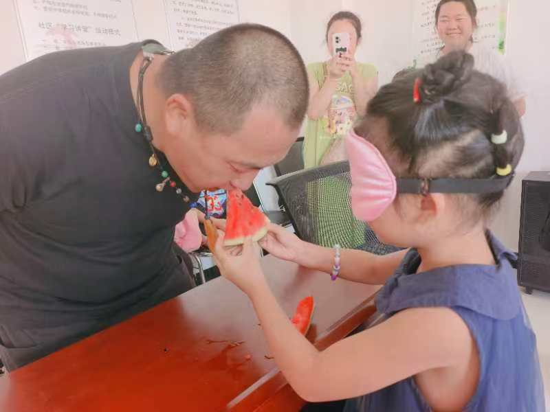 1723595622513853.jpg 元宝山区西城街道阳光社区暑期亲子吃瓜比赛照片2jpg.jpg