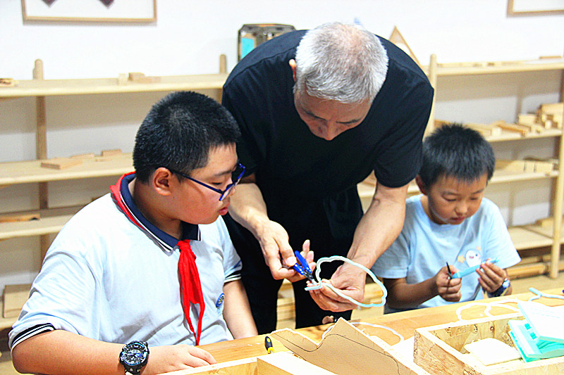 1723596661285292.jpg 江苏省南京市玄武区樱驼花园社区关工委开展“3D+AI,团扇体验‘夏’”团扇制作活动 (3).jpg