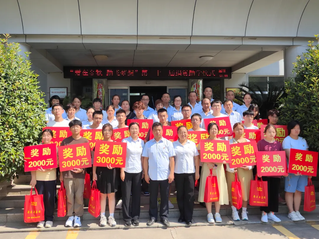 1723621854714130.webp 助学金领取合影.webp