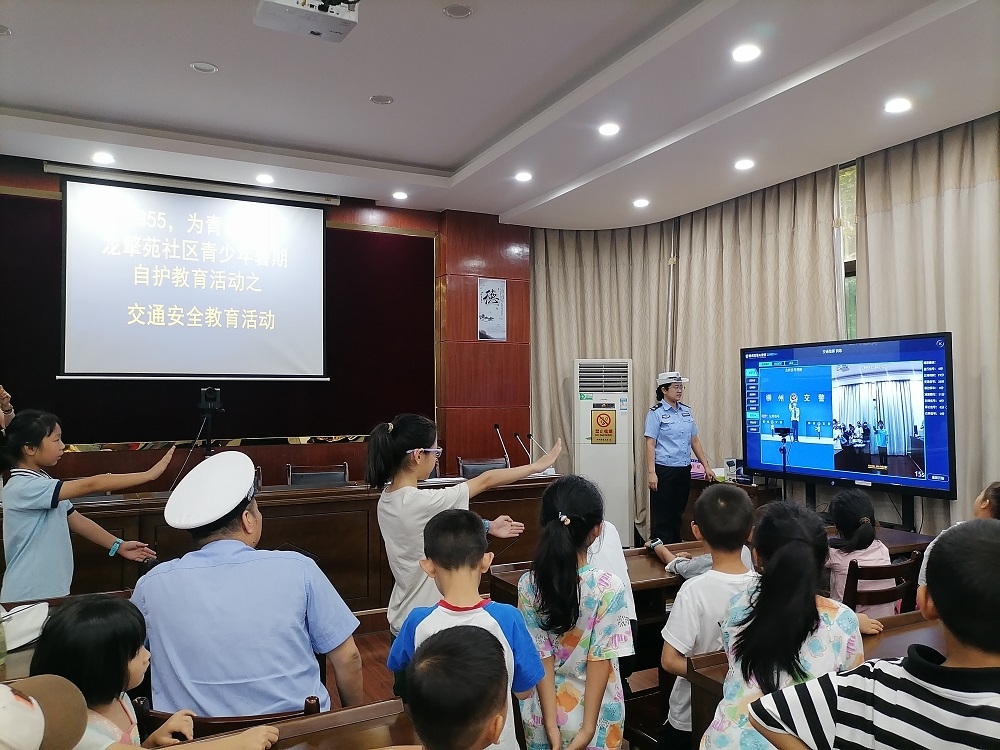 学习交通指挥手势，体验“小小交警”1.jpg