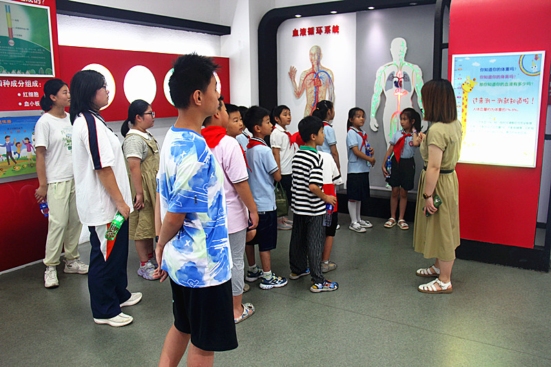 1723739103989047.jpg 玄武区玄武湖街道关工委联合开展青少年暑期“科技夏令营”活动(4).jpg