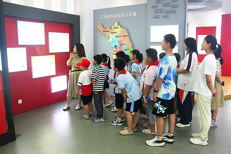 1723739118263602.jpg 玄武区玄武湖街道关工委联合开展青少年暑期“科技夏令营”活动(5).jpg
