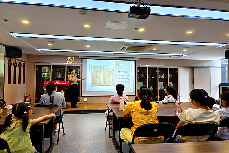 1723739398166731.jpg 江苏省南京市玄武区长江路社区关工委开展了“穿越时空的‘香’恋”DIY手工活动(1).jpg