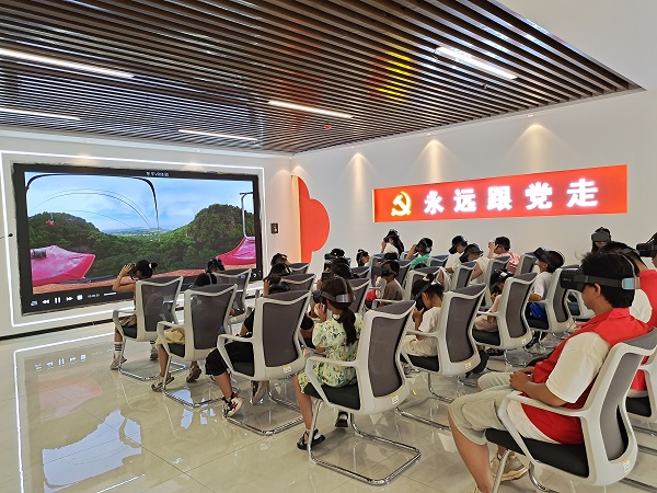 1723794548148029.jpg 2.彭集街道“我在新时代文明实践所过暑假”文明实践活动VR体验课.jpg