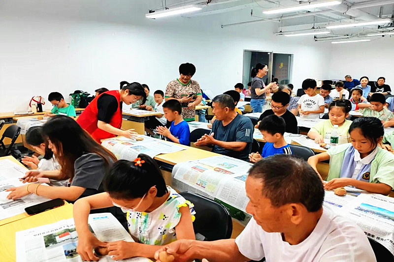 1723903979343590.jpg 江苏省南京市玄武区卫岗社区关工委开展“泥塑童心,文化共承”泥塑手工体验活动(3).jpg