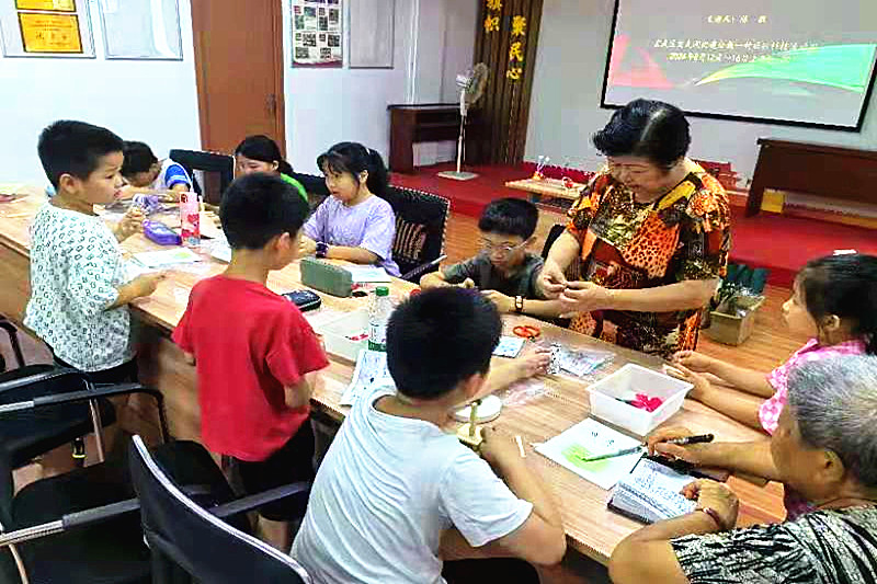 1723966171876907.jpg 江苏省南京市玄武区关工委科技教育讲师团老师走进社区开展制作太阳能小风扇活动 (2).jpg