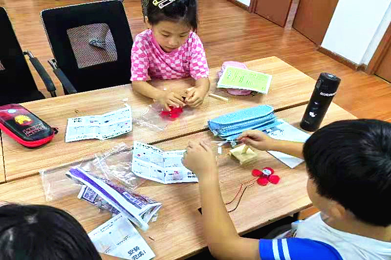 1723966178389523.jpg 江苏省南京市玄武区关工委科技教育讲师团老师走进社区开展制作太阳能小风扇活动 (3).jpg