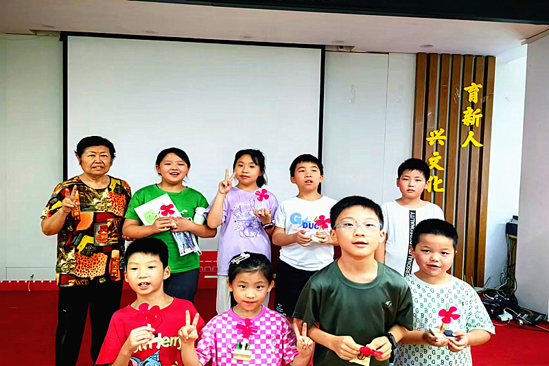 1723966185755557.jpg 江苏省南京市玄武区关工委科技教育讲师团老师走进社区开展制作太阳能小风扇活动 (4).jpg