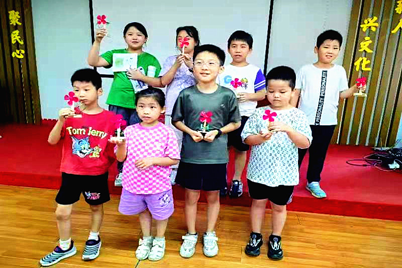 1723966198531974.jpg 江苏省南京市玄武区关工委科技教育讲师团老师走进社区开展制作太阳能小风扇活动 (5).jpg
