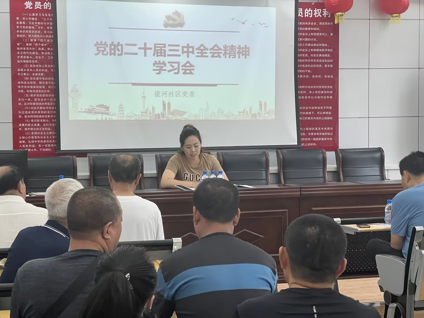 1724029111293374.jpg 元宝山区东城街道银河社区关工委组织“五老”学习贯彻党的二十大精神照片2.jpg