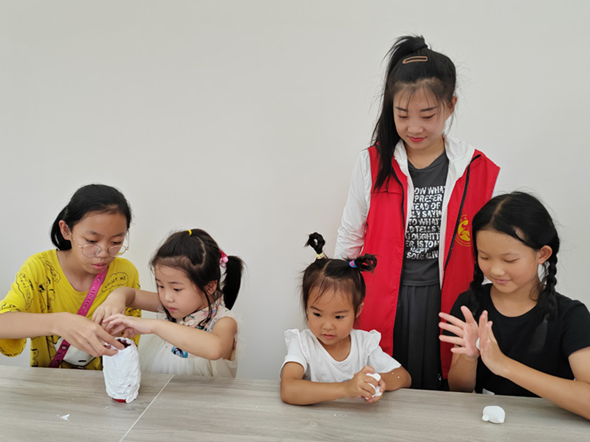 1724119096564327.jpg 元宝山区西城街道新景四季东社区“巧手童心制笔筒,缤纷色彩绘童年”为主题的轻黏土手工制作活动照片2_副本.jpg
