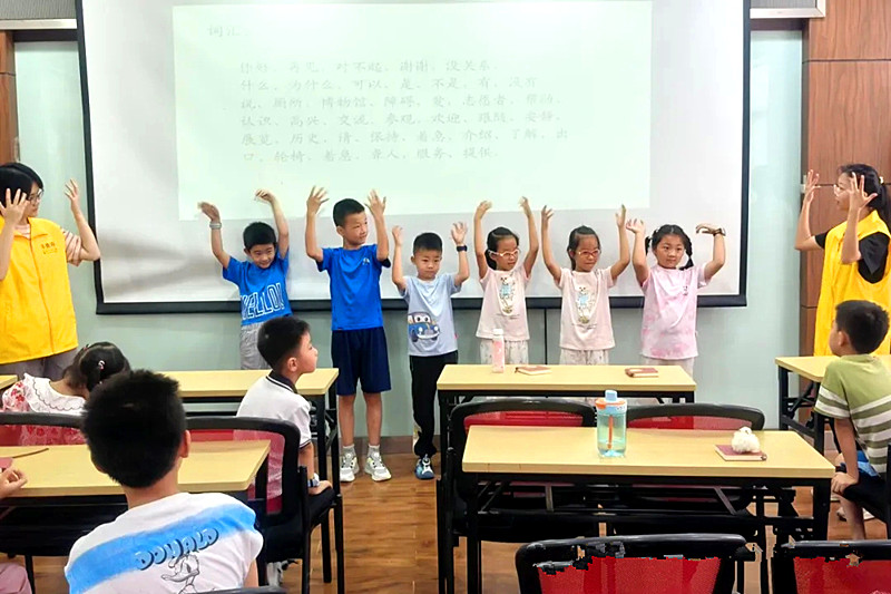江苏省南京市玄武区锁五社区关工委开展“爱的邀约”手语课堂活动(3).jpg