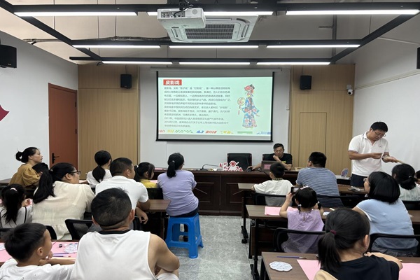 1724139779207159.jpg 江陵街道运东社区走进非遗——有趣的皮影戏--.jpg