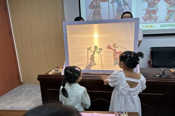 1724139801345962.jpg 江陵街道运东社区走进非遗——有趣的皮影戏2--.jpg