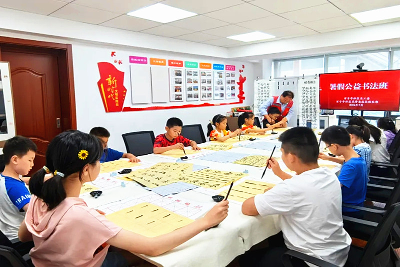 1724204069829184.jpg 江苏省南京市玄武区玄武门街道百子亭社区关工委开展暑期青少年“毛笔字公益班”(2).jpg