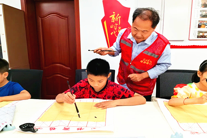 1724204079790564.jpg 江苏省南京市玄武区玄武门街道百子亭社区关工委开展暑期青少年“毛笔字公益班”(3).jpg