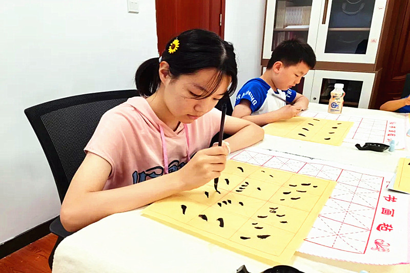 1724204096832151.jpg 江苏省南京市玄武区玄武门街道百子亭社区关工委开展暑期青少年“毛笔字公益班”(5).jpg