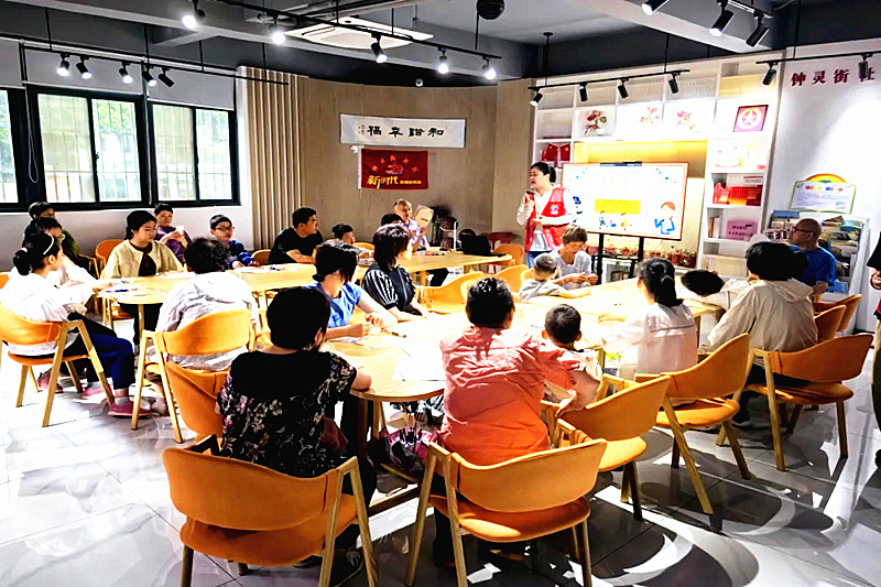 江苏省南京市玄武区钟灵街社区关工委开展“清凉暑假，古扇涂鸦” 手工制作活动(1).jpg
