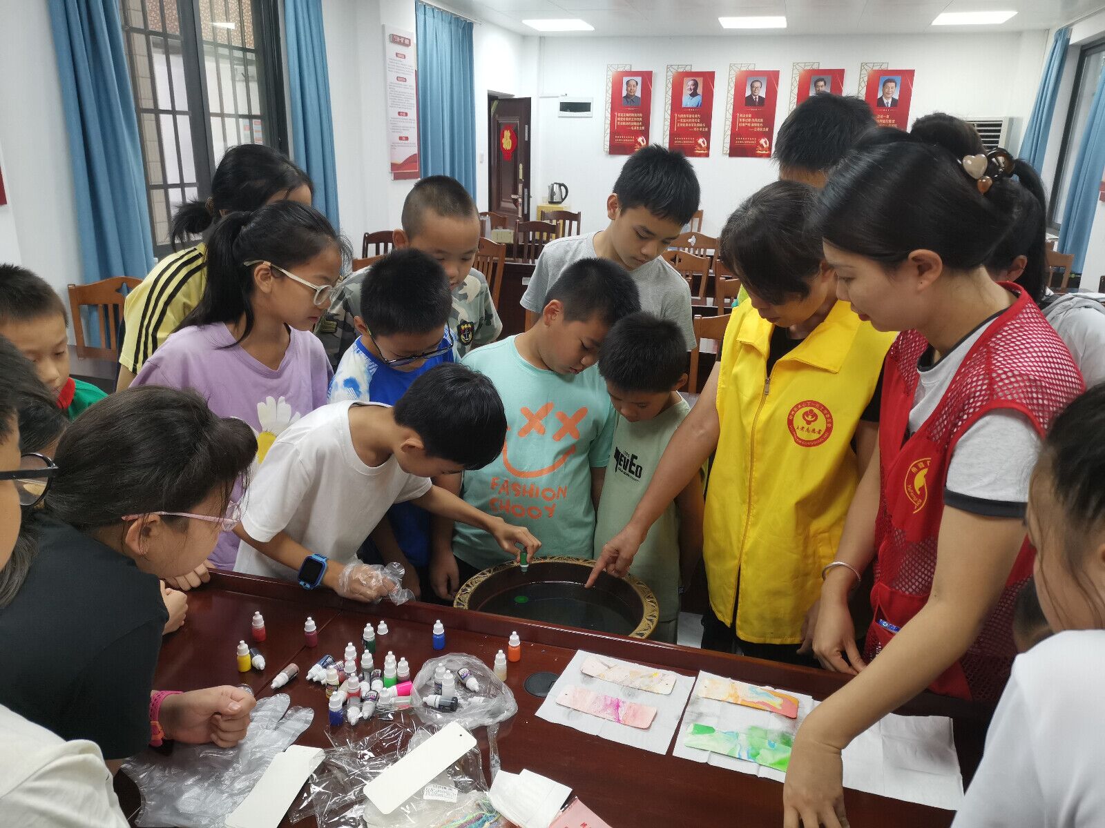 2.图为“五老”志愿者指导学生做漂漆书签.jpg